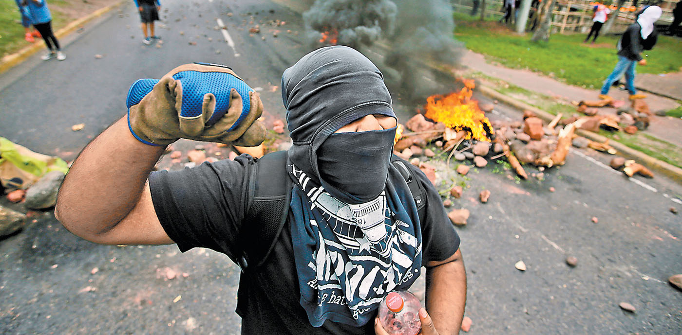 Cientos de personas mantenían hasta ayer bloqueos en carreteras en la capital y otras ciudades del país centroamericano. (Reuters)