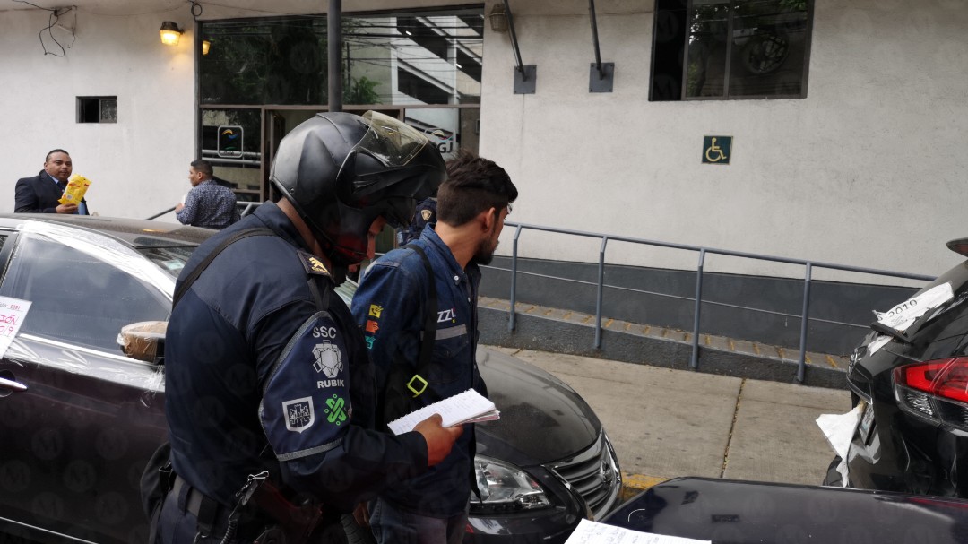 Un hombre fue detenido en Tlalpna por traer seis placas de automóviles. (Jorge Becerril)