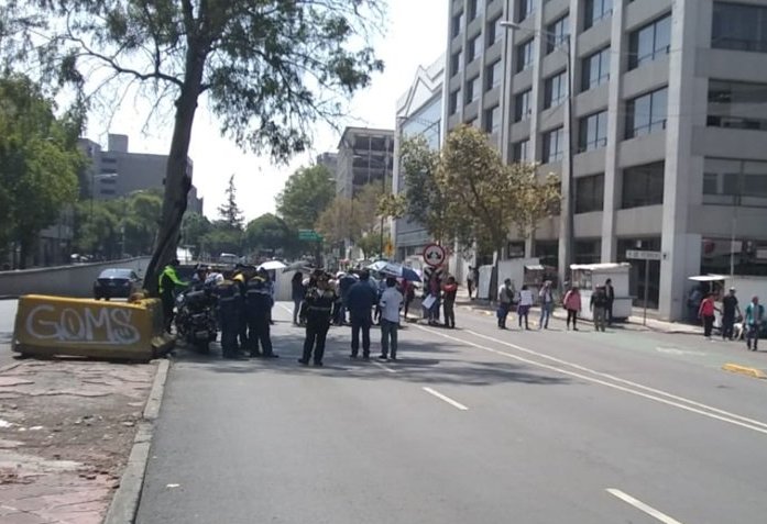 Manifestantes bloquean carriles de la avenida Fray Servando Teresa de Mier. | Twitter @OVIALCDMX