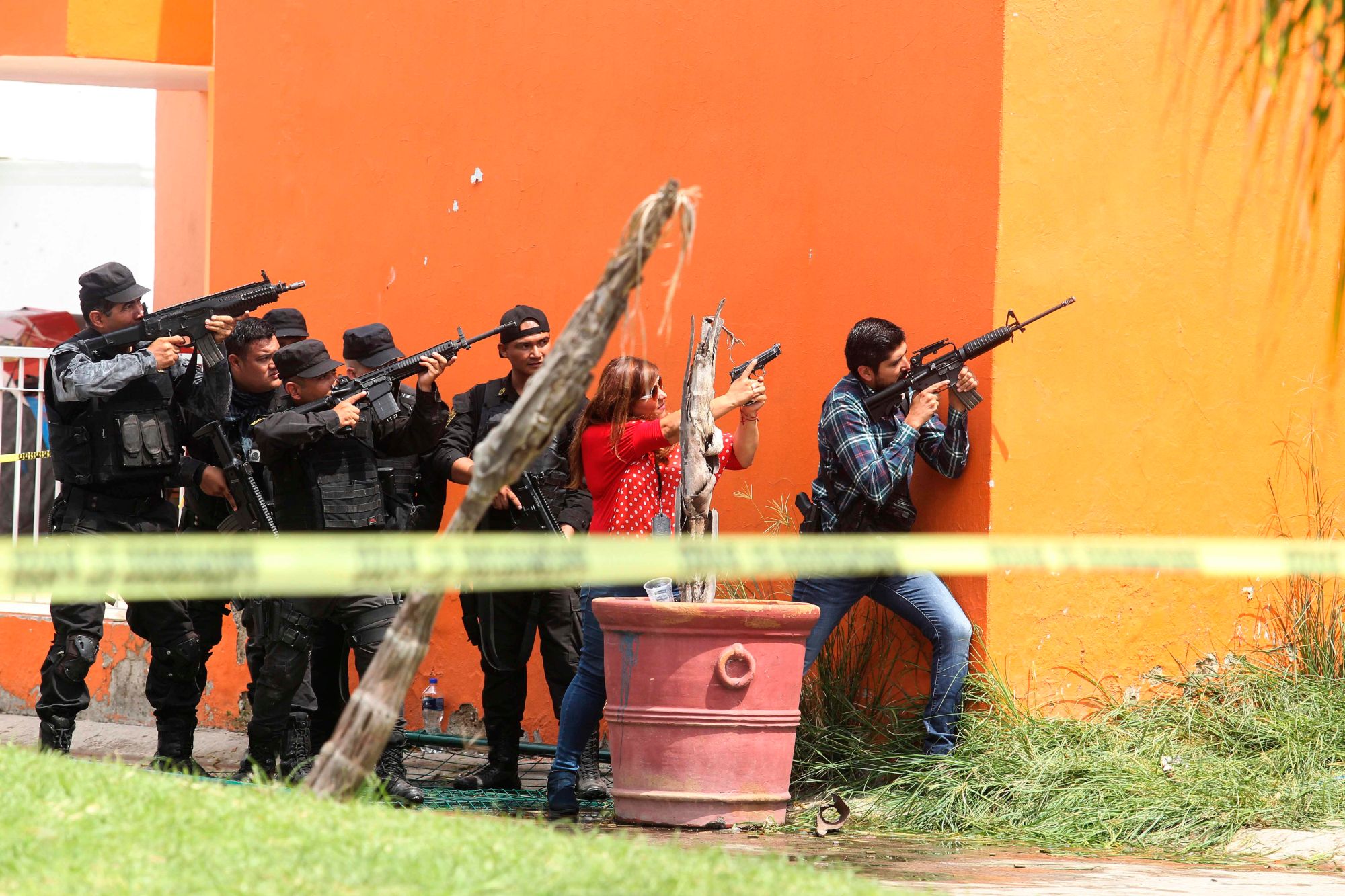 Los policías trataban de abatir a los delincuentes con armas largas. (AFP)