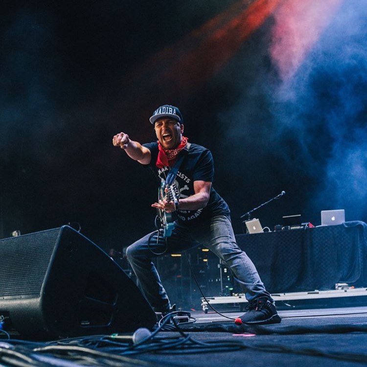Tom Morello lanza celular de fan que quería una selfie (Instagram).