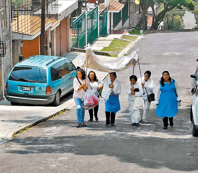 Una procesión para orar por el cura. (Pedro Domínguez)