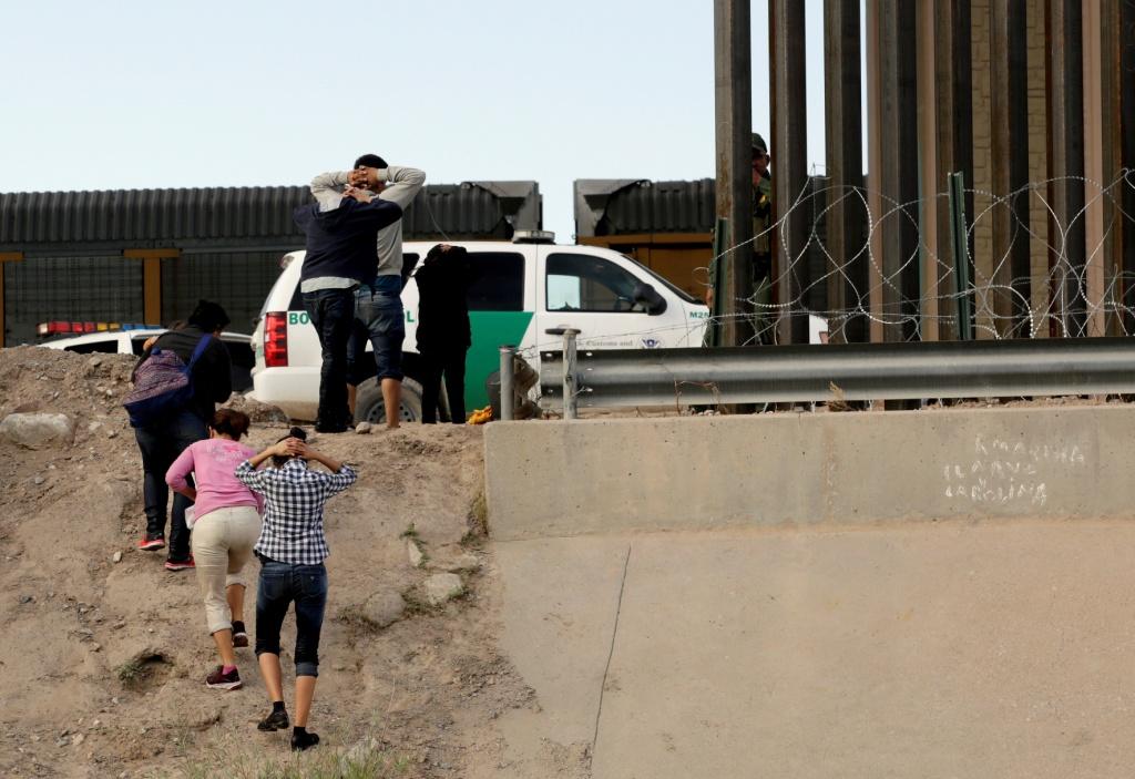 La agencia también hace arrestos de la manera tradicional, al aparecerse en sus casas o lugares de trabajo. Reuters
