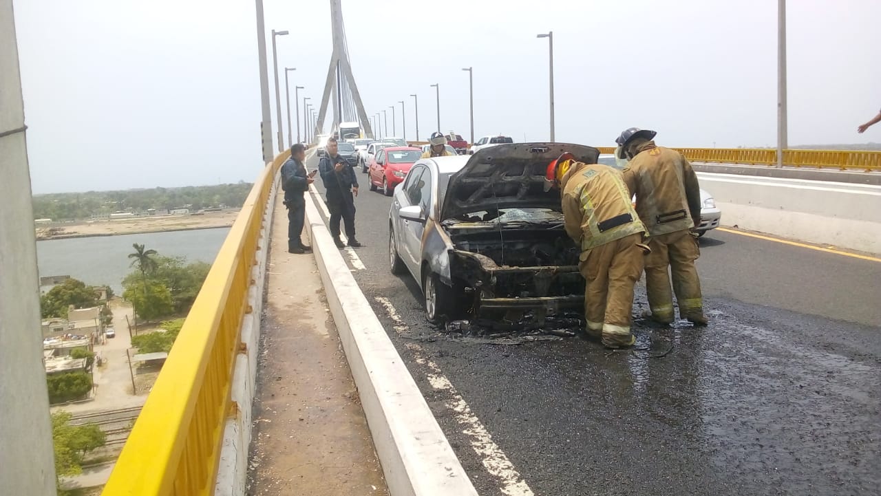 Bomberos sofocaron el fuego.