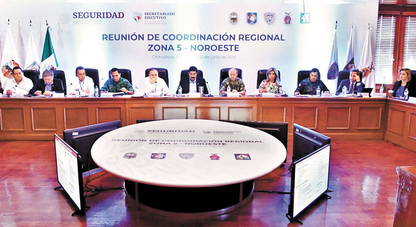 En el encuentro realizado en Chihuahua, el funcionario federal anunció el despliegue de 52 mil elementos a partir del día 30. (Especial)