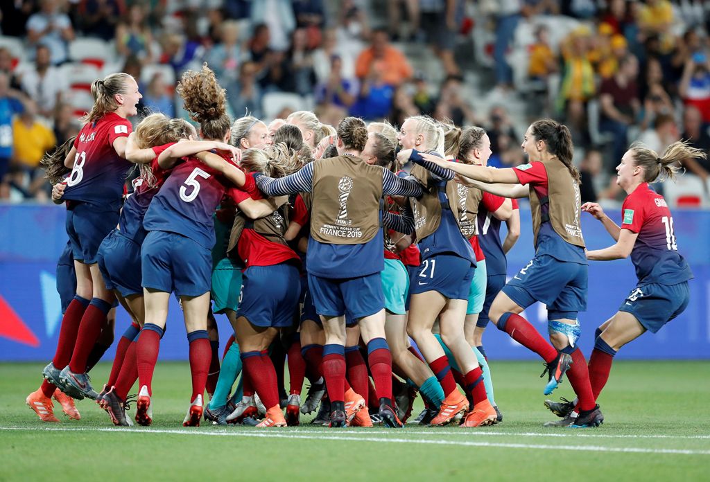 Noruega celebra su pase a Cuartos de Final en el Mundial Femenil 2019 (EFE)