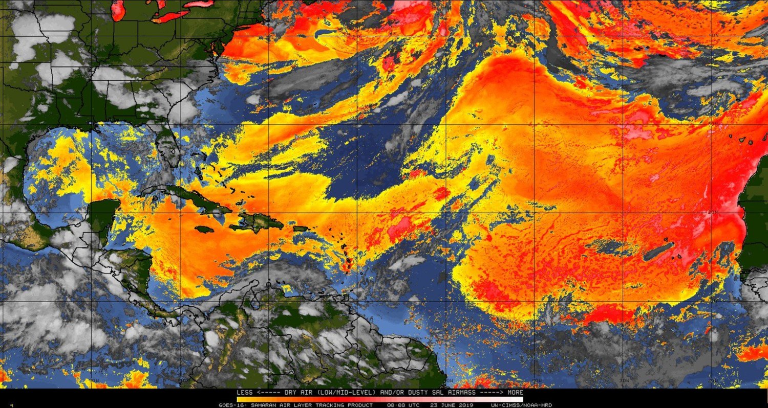 La nube de polvo del Sahara se acera a México. (Twitter | @spcver)