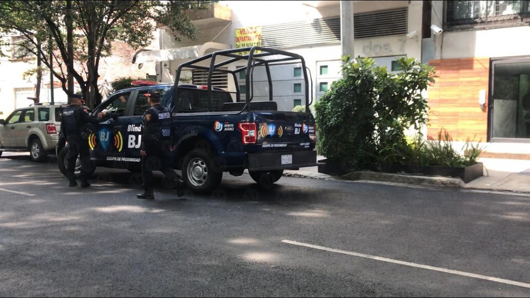 Policías y paramédicos llegaron al lugar para auxiliar al joven; sin embargo, ya estaba muerto. / Jorge Becerril