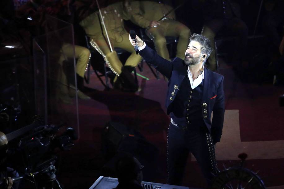 El 'Potrillo' invitó a los varones a enamorar a una mujer mientras cantaba 'Mátalas'. (Rolando Riestra)