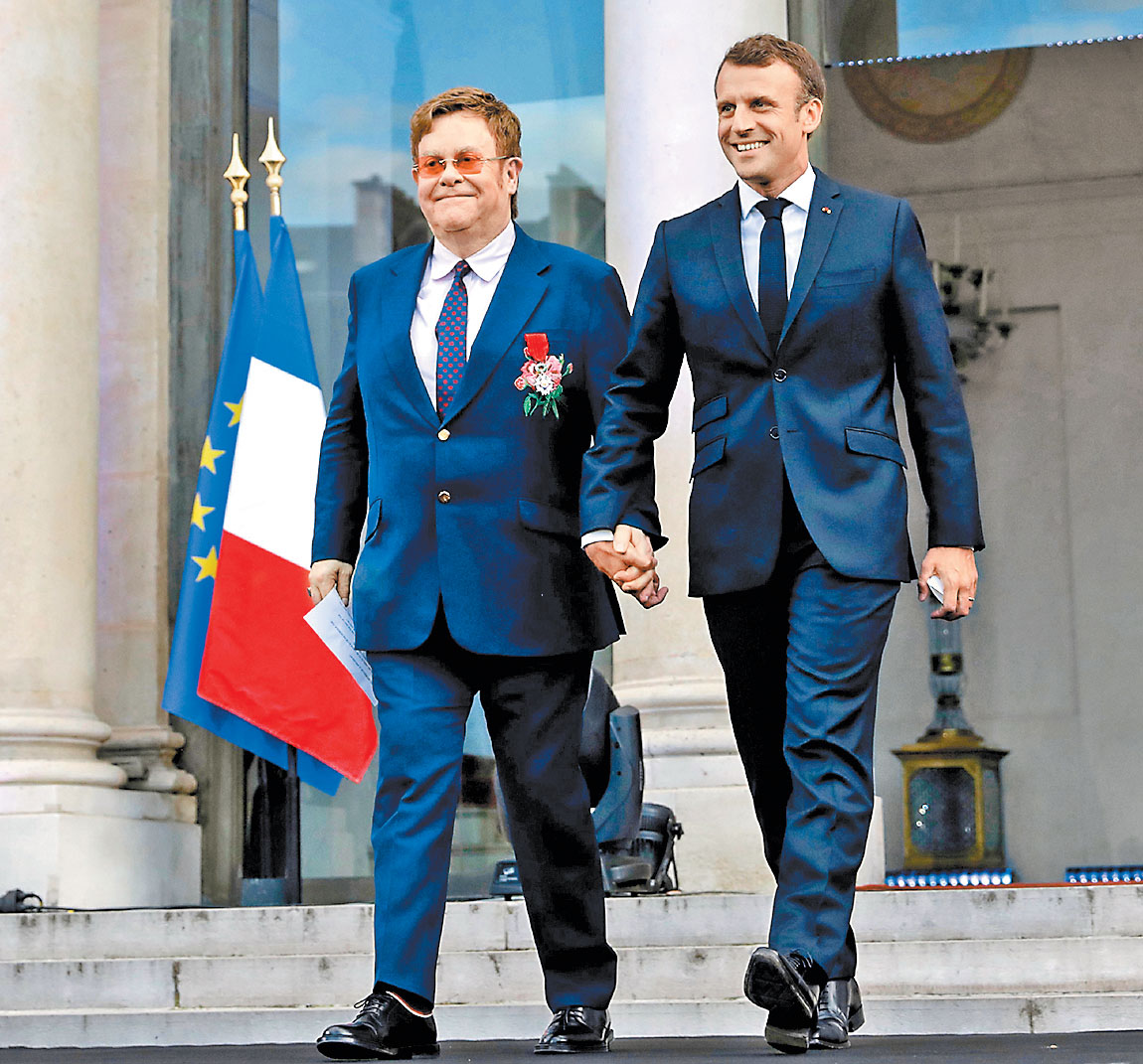 El presidente francés, Emmanuel Macron, y el cantante inglés Elton John hicieron un llamado internacional. (Lewis Joly/AFP)