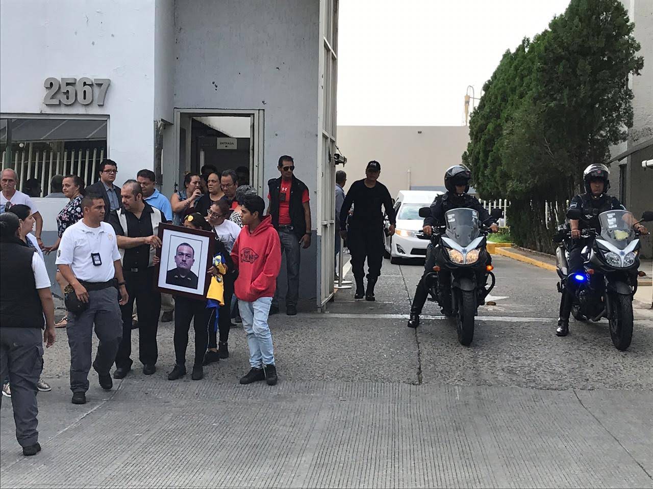 Asistieron familiares, amigos y autoridades a dar el último adiós a los agentes. (Jorge Martínez)