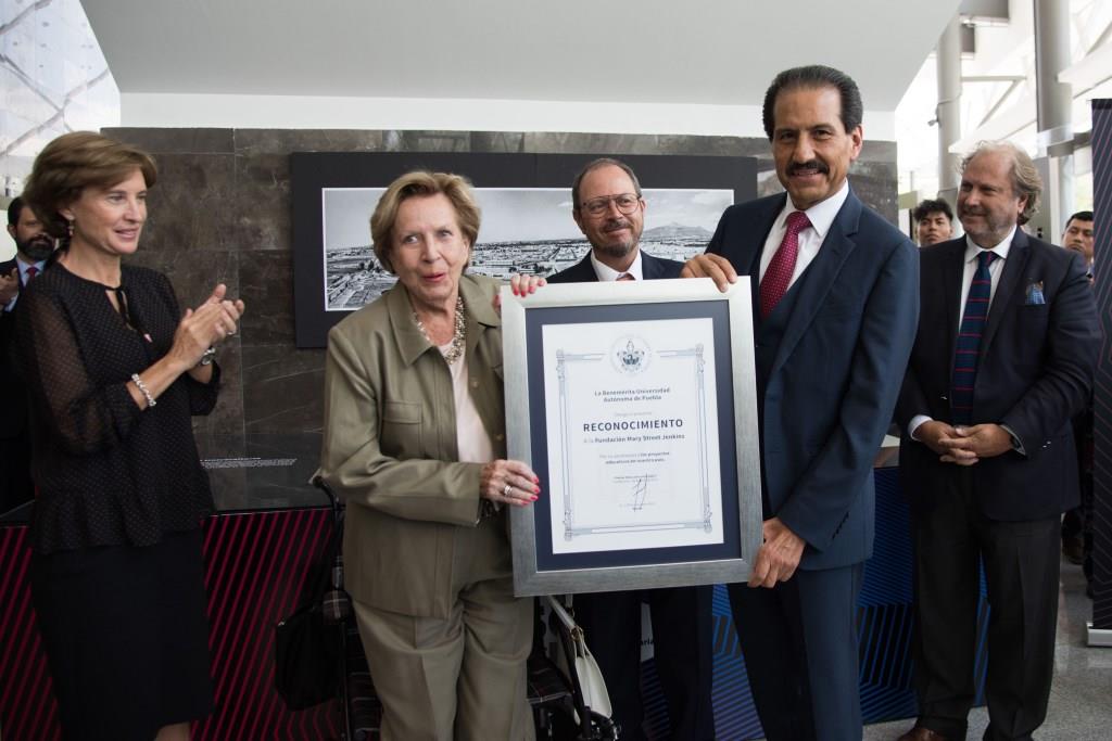El rector Esparza entregó un reconocimiento a la Fundación Mary Street Jenkins. (Especial)
