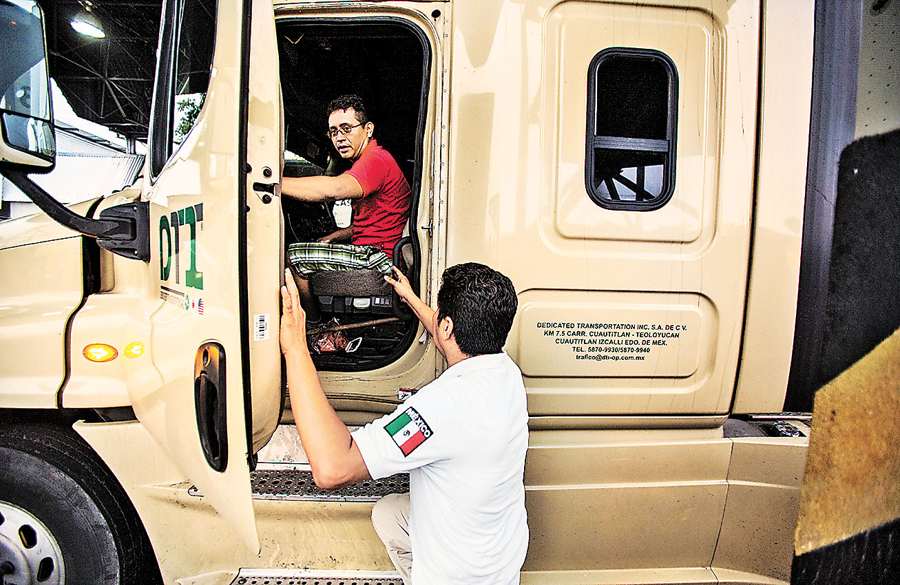 Revisión de personal del INM al transporte de carga en Huehuetán, Chiapas, como parte de la estrategia migratoria. (AP)