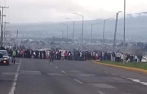 El alcalde llegó al lugar y ofreció resolver el problema. (Abadiel Martínez)
