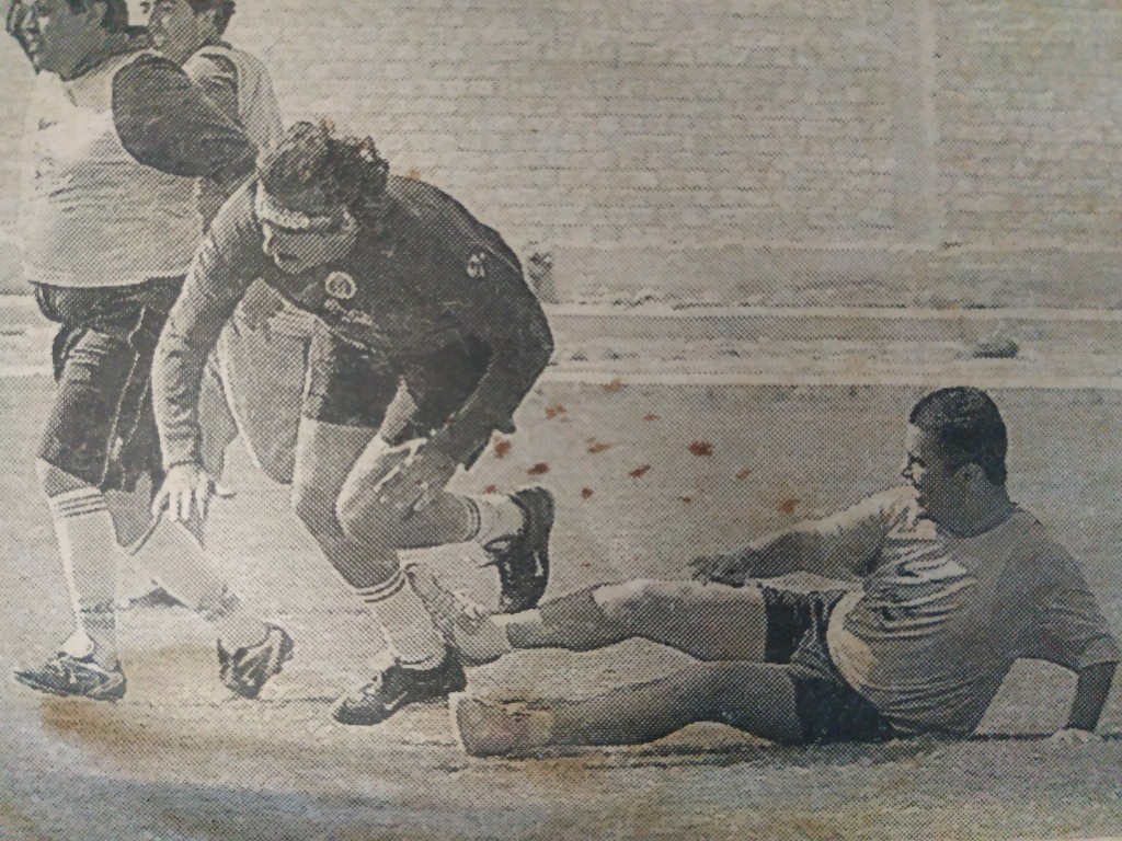 Barrida de Ricardo Magallán a La Volpe en Copa América 2004 (Archivo)