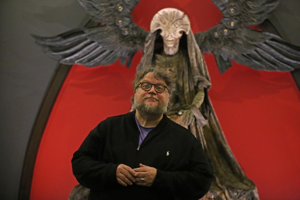 Guillermo del Toro confirmó que elegirá a algunos grupos para ser su guía durante el recorrido por su exposición.