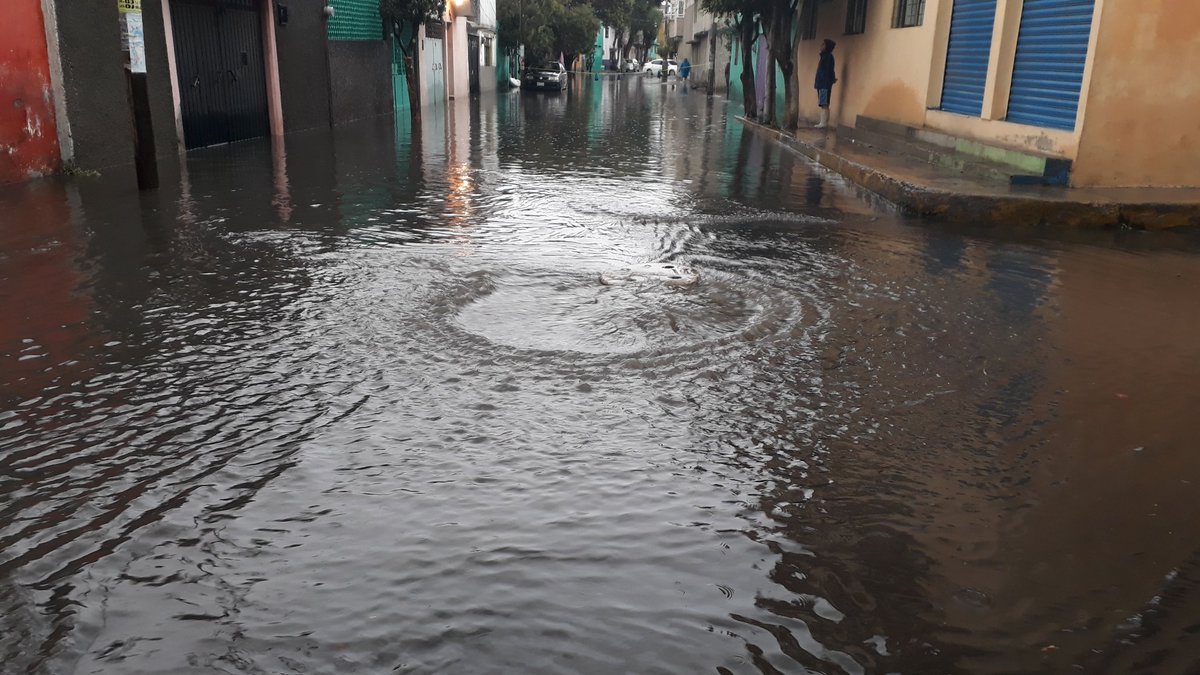 Inundación en la colonia Xalpa, en la delegación Iztapalapa. (Tomada de @JuanCar15858282)