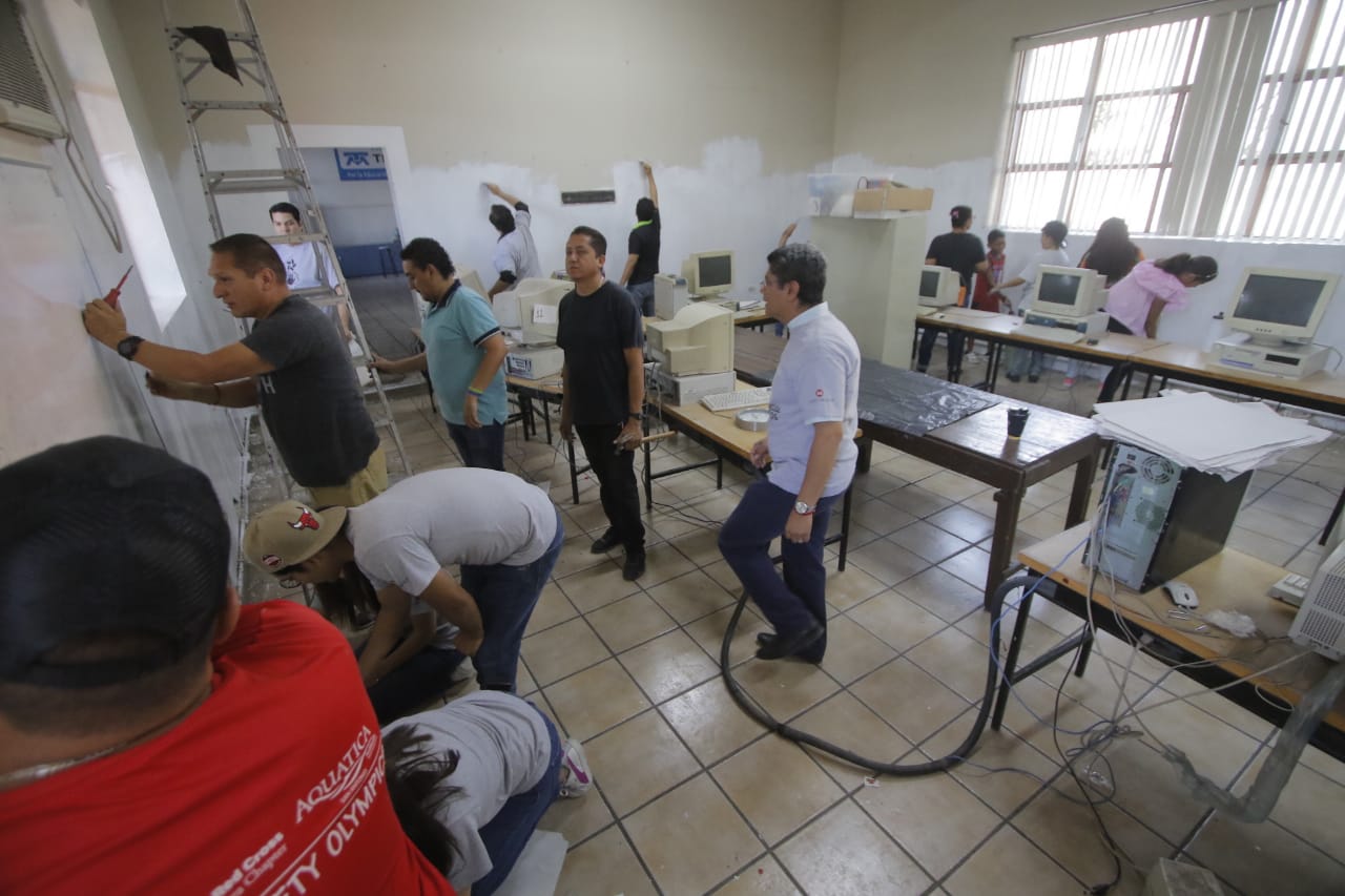 Se invitó a la ciudadanía a ayudar pues aún hay carencias como salones sin vidrios, mesas y bancos deteriorados. (Manuel Guadarrama)