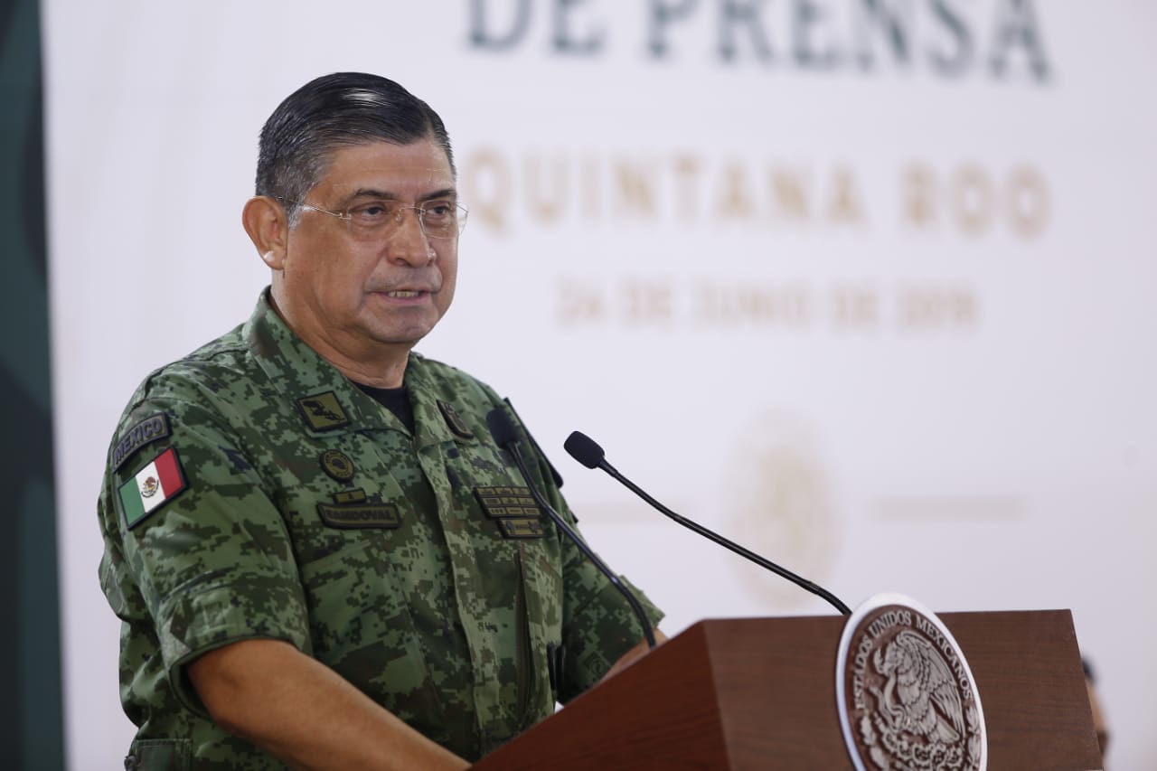 El general Luis Cresencio Sandoval aseguró que la Guardia Nacional sí puede detener migrantes/Héctor Téllez.