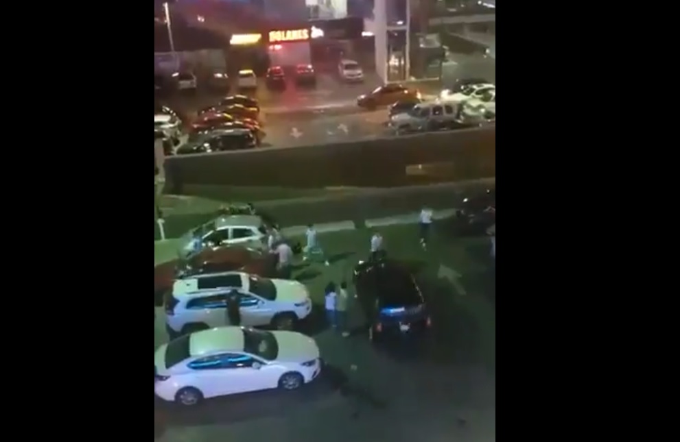 Pelea en plaza comercial Las Villas, en Monterrey (Especial)