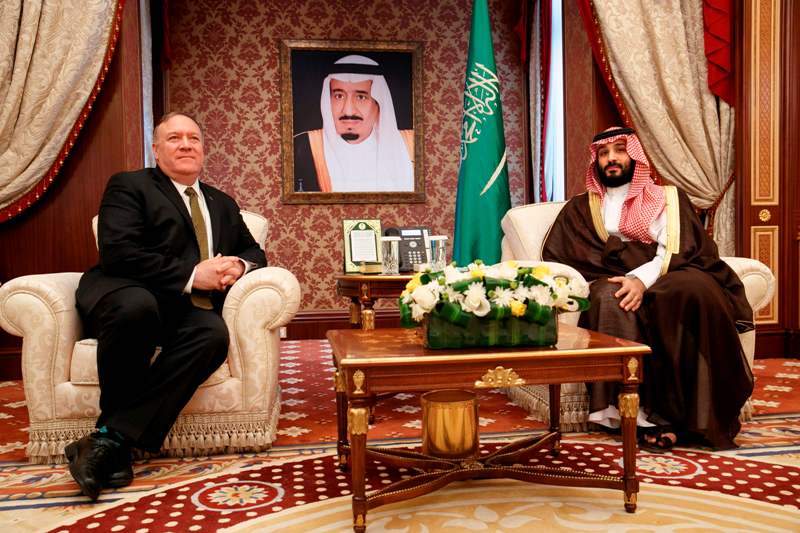 Pompeo (Izq.) se reunió en Yedá, en el oeste de Arabia Saudita, con el rey Salmán.