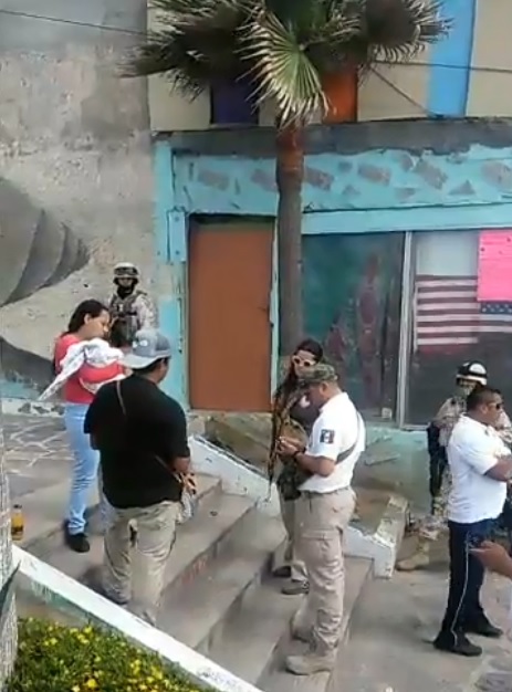Las autoridades piden los documentos frente al muro que divide a México y Estados Unidos. (Video Hugo Castro)