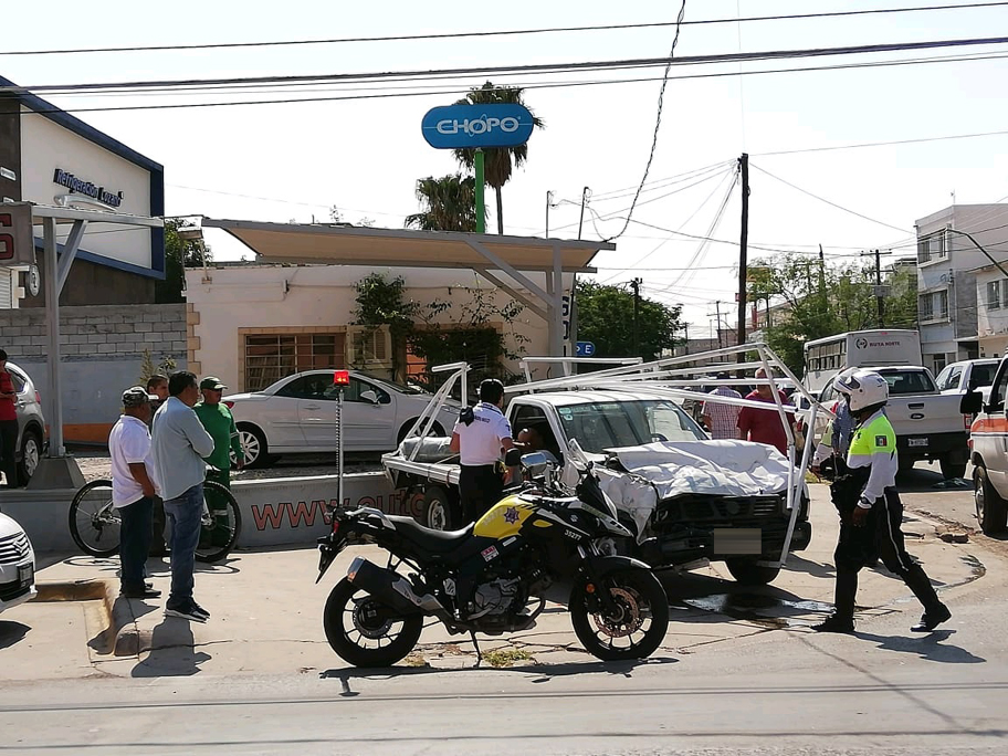 El conductor de la camioneta fue atendido por una ambulancia que pasaba por el lugar. (Notivox Digital)