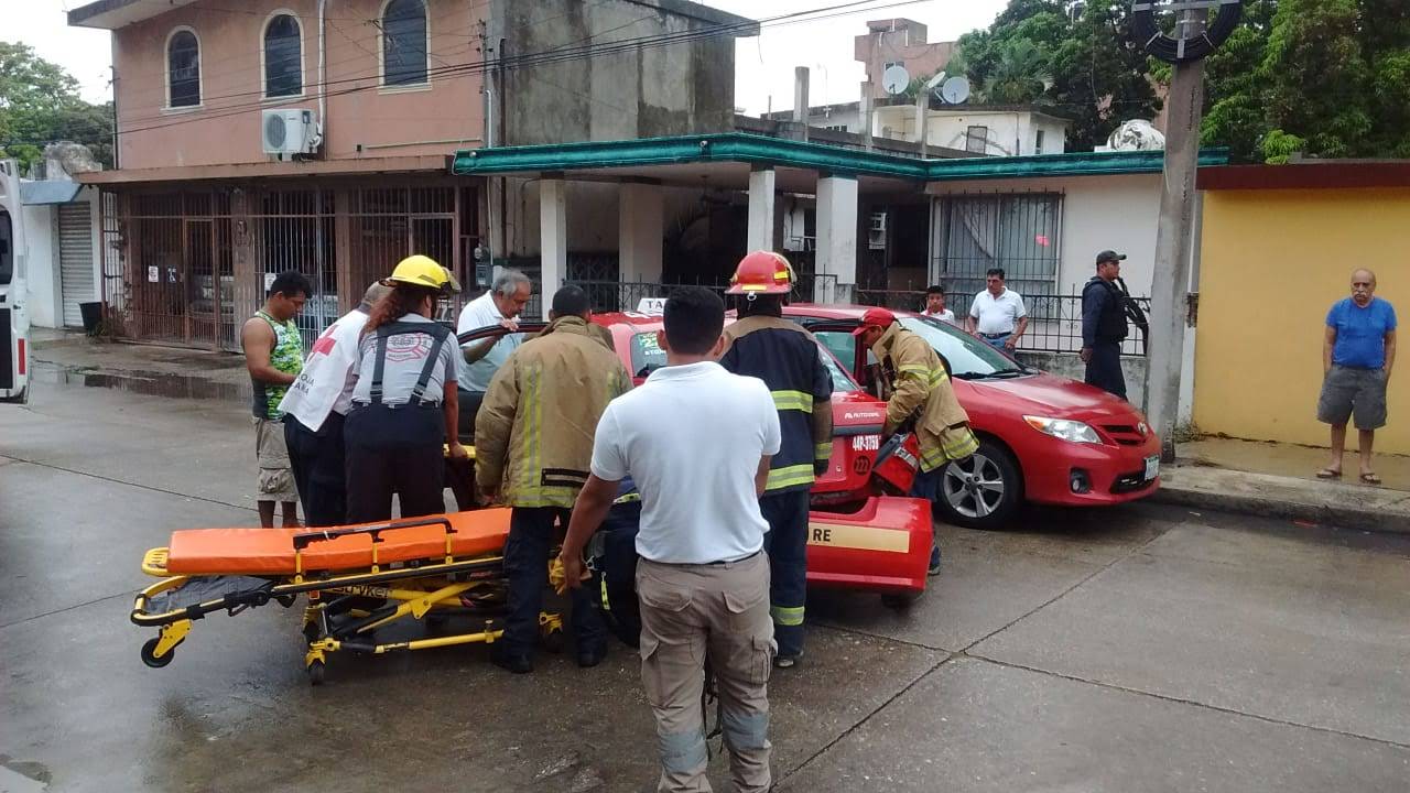 Cruz Roja brinda atención a la lesionada.