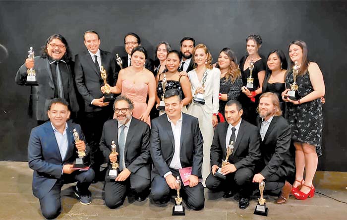 El equipo detrás de "Roma" posó con sus galardones. AP