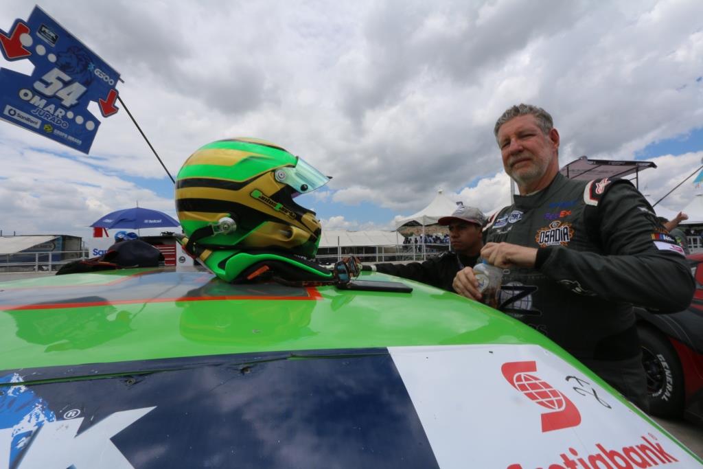 El equipo poblano de la familia Zanella no tuvo el mejor de sus días en la pasada fecha de la Nascar en Amozoc (Especial)