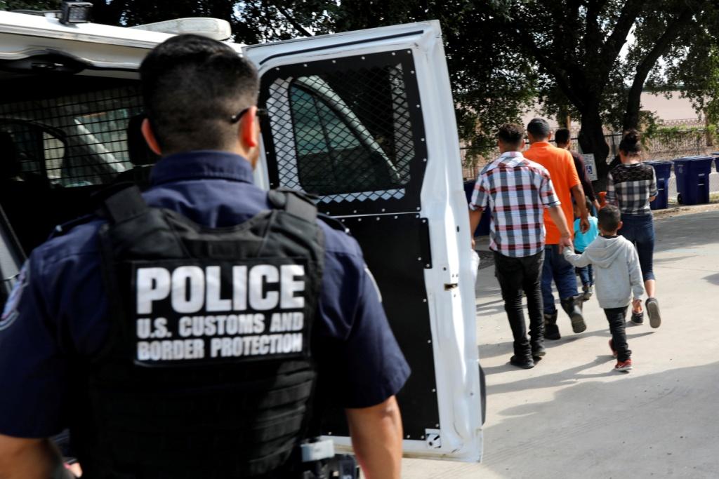 La segunda fase, que arranca esta semana, considera incrementar hasta a 89 agentes de CBP e ICE hasta fines de agosto. Reuters