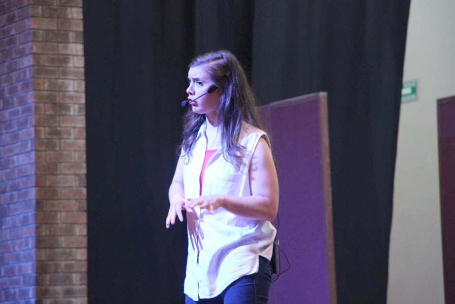 La primera conferencia estuvo a cargo de Daniela Albores. (Cortesía)