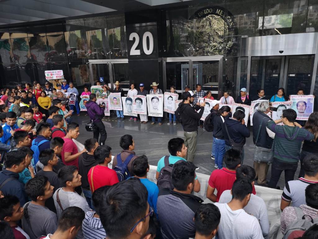 Los papás de los 43 normalistas realizan un mitin frente a la FGR. | César Velázquez