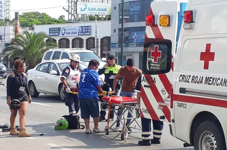 Paramédicos de la Cruz Roja atienden al herido.