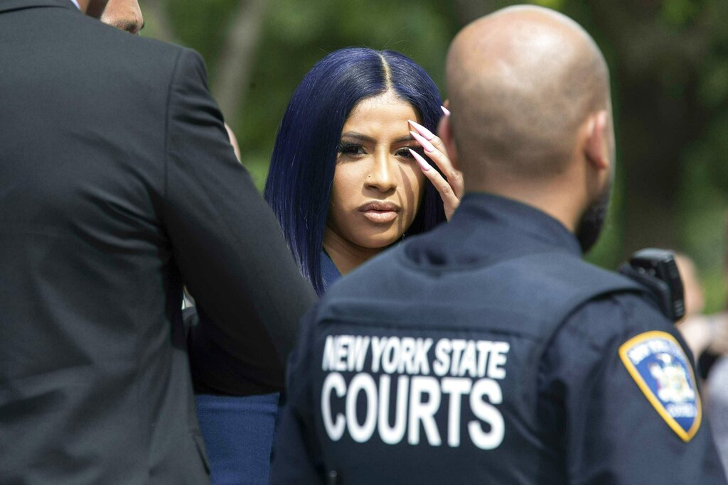 La rapera Cardi B sale de la corte penal del condado de Queens, en Nueva York (AP).