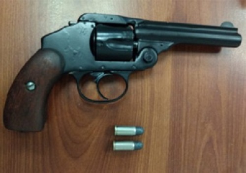 Se les decomisó un arma. (Especial)