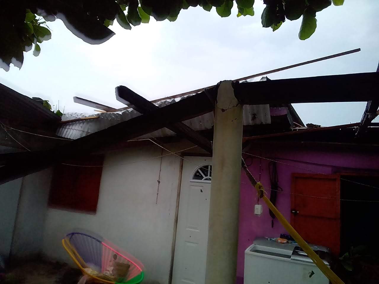 Viviendas fueron afectadas por el tornado.