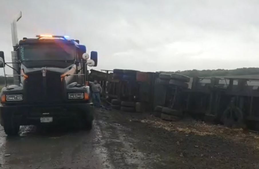 Volcadura de tráiler doble remolque (Foto/CORTESÍA)