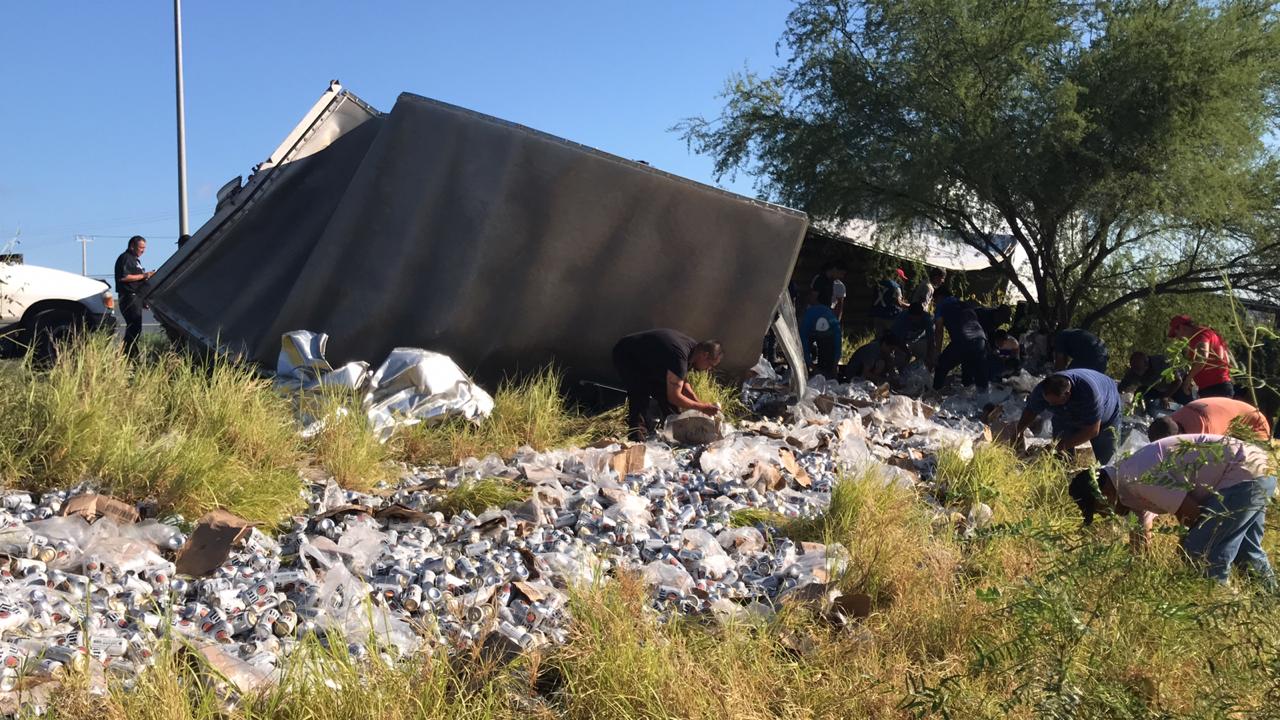 Vuelca  tráiler cargado de cerveza y se las roban (Foto/Ricardo Hernández)