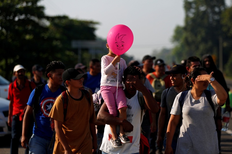 Cientos de familias aguardan en la frontera para cruzar a Estados Unidos. (Reuters)