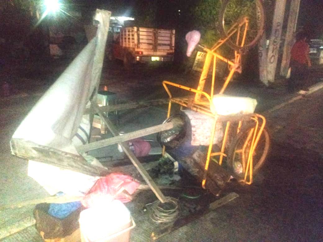 El triciclo quedó destrozado.