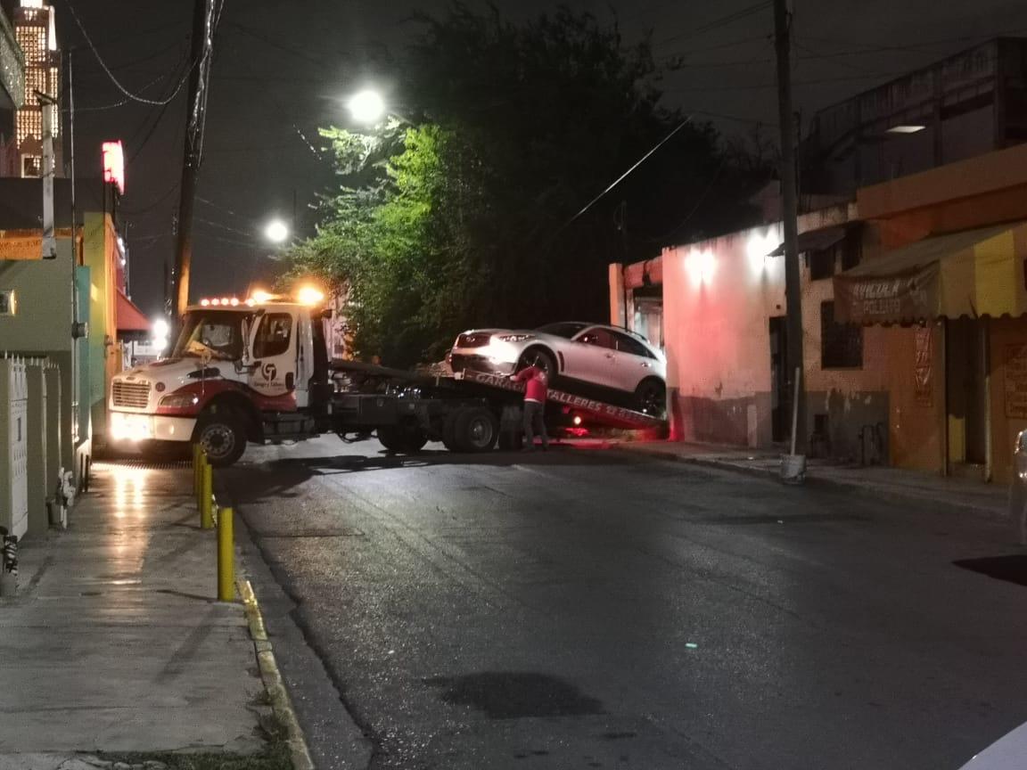 Los elementos del destacamento de robos de vehículos se llevaron la camioneta Infiniti. (Especial)