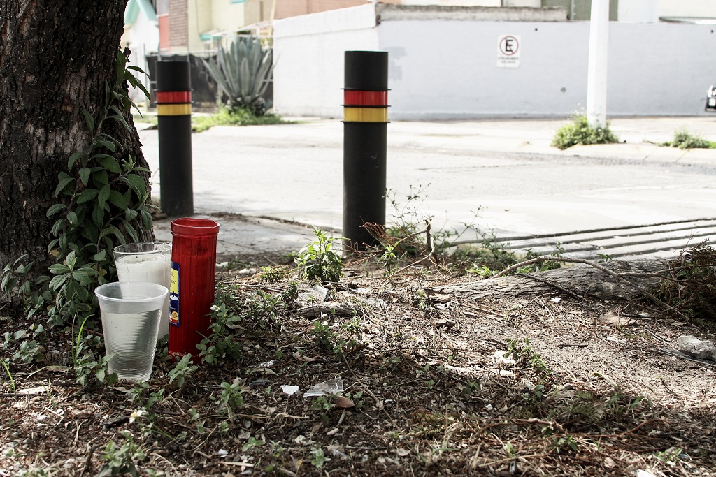 en el lugar colocaron algunas veladoras. (Franco González)