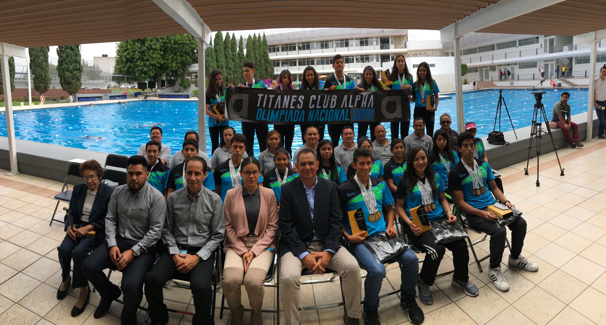 Los ganadores de preseas en la magna justa deportiva del país fueron condecorados por las autoridades del recinto privado (Especial)