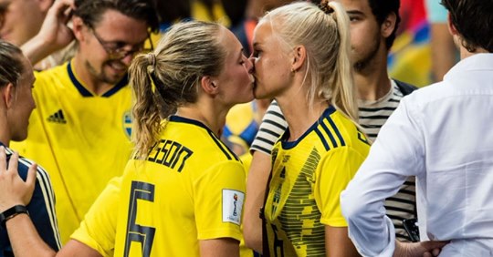 Magdalena Eriksson  y Pernille Harder protagonizan beso en el Mundial Femenil (Especial)