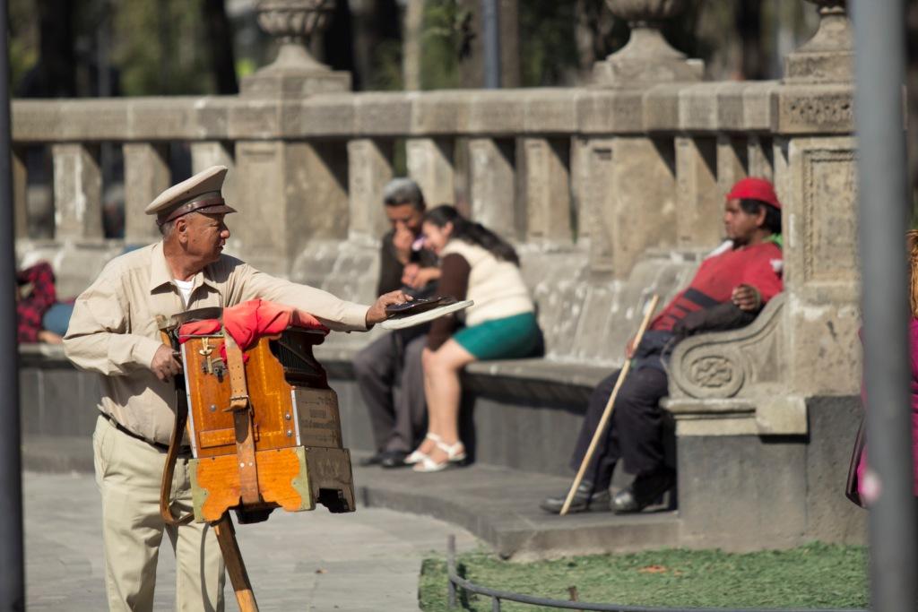 Organillero en la Alameda Central de la Ciudad de México. (Cuartoscuro)