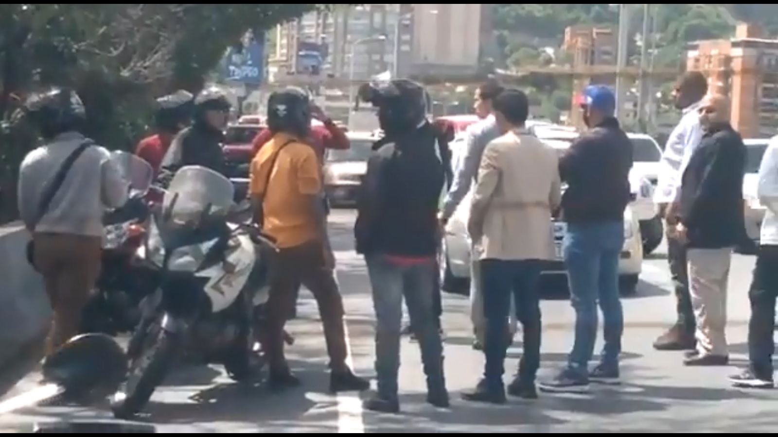 El percance sucedió en plena autopista Francisco Fajardo, cuando Guaidó se acercó con los hombres y dialogó con ellos.