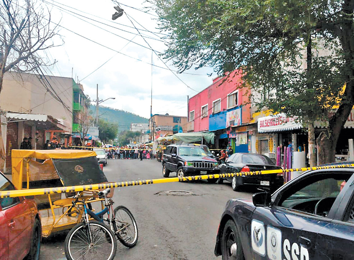 Policías acordonan el área donde fue atacada la familia en Gustavo A. Madero. (Especial)