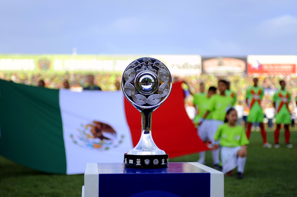 Trofeo de campeón, durante el partido de vuelta de la Final por el Ascenso (Imago7)