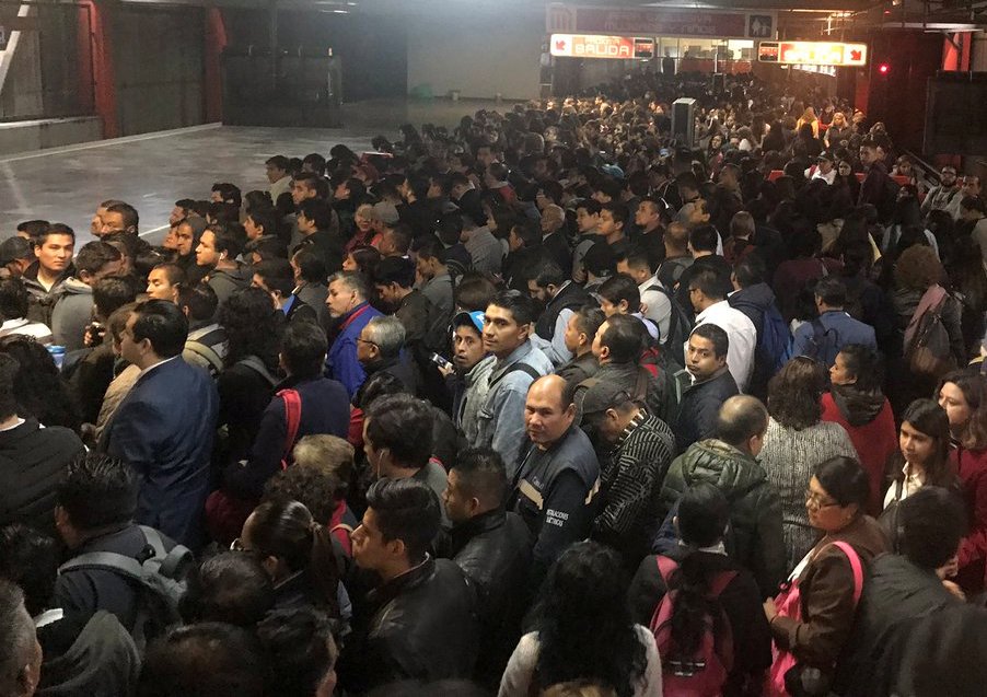 Los usuarios de la Línea 7 indicaron que hay estaciones saturadas y retrasos de 30 minutos. | Twitter  @yeahita